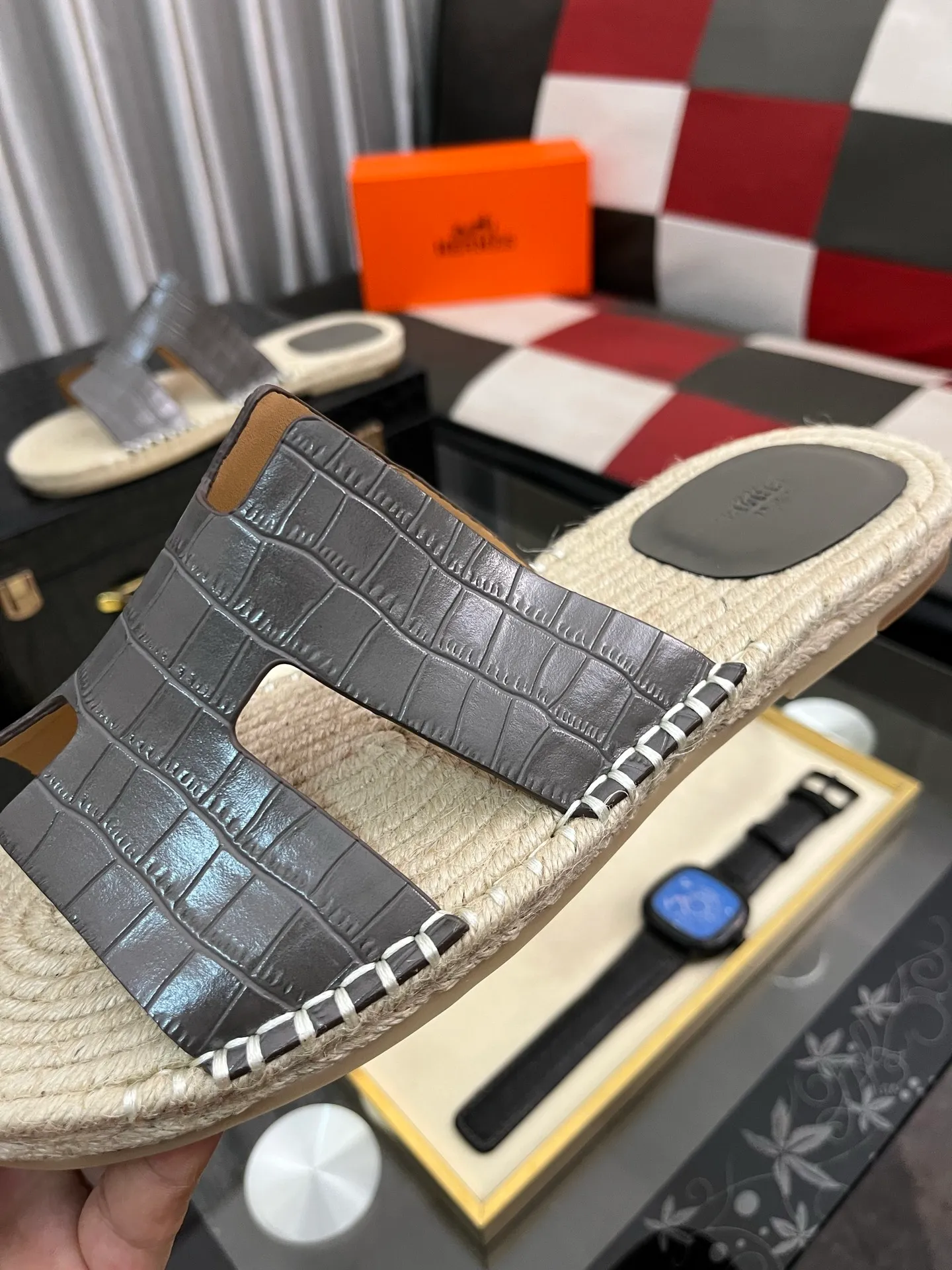 Men's shoes 💰340⌚️⌚️《HERMES》Hermes 💁♂️Men's casual slippers, compare the quality at the counter🧚🏿♂️ The upper layer has a stone pattern with clear texture, showing high-end, high-end, comfortable to wear and versatile. Purely hand-pulled, raw rubber breathable outsole, breathable and comfortable lambskin lining, 100% comfortable density, original rubber outsole wear-resistant code number 38-44. Can be customized 45-46-47